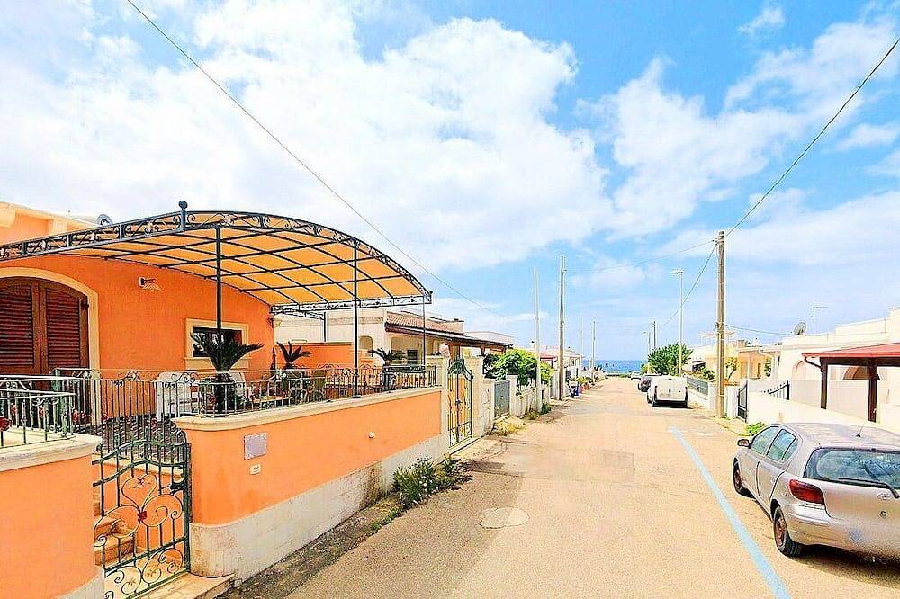 Casa Ria A: A welcoming two-story apartment that is part of a villa situated at a short distance from the beach, with Free Wi-Fi. in Marina di San Gregorio, Patù