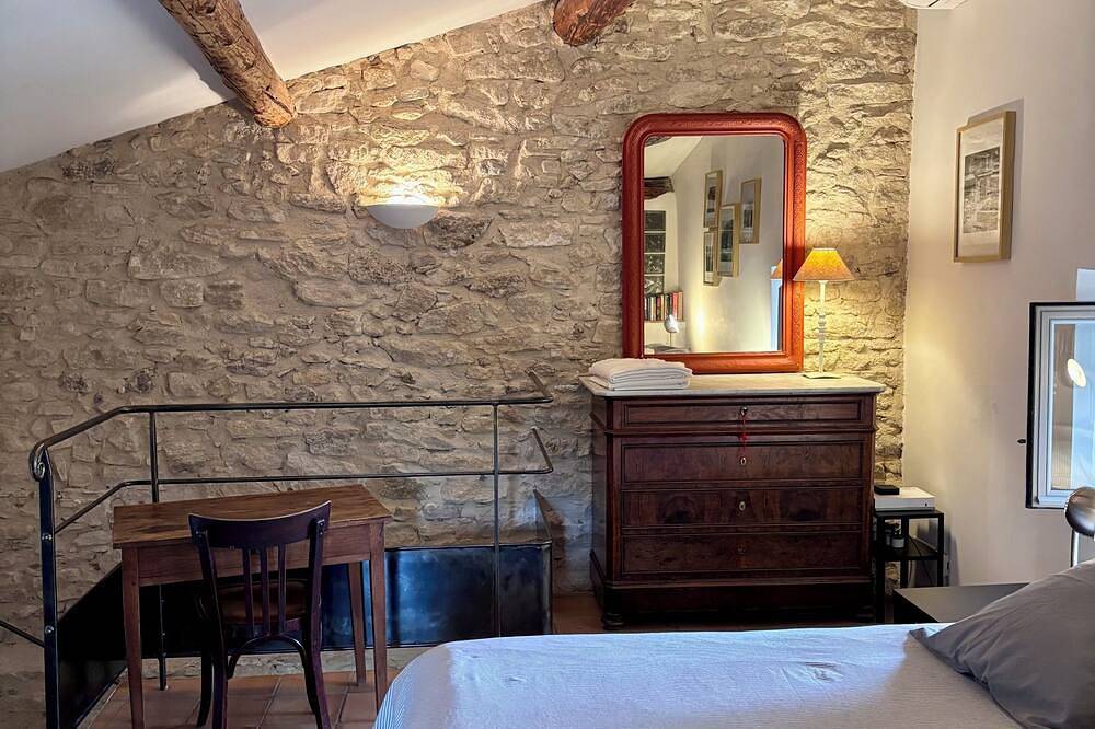 Petite Maison de village à Goult, 2 min à pied de la place principale in Goult, Parc naturel régional du Luberon