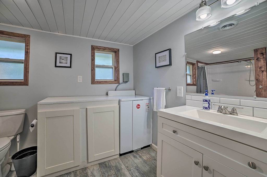 Prudenville Retreat w/ Yard ~ 1 Mi to Lake! in Prudenville, Roscommon County