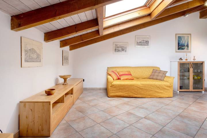 Apartamento inteiro, Apartamento 'Maison Adriano Lago Maggiore' com Wi-Fi in Sangiano, Lago Maggiore (Lombardia)