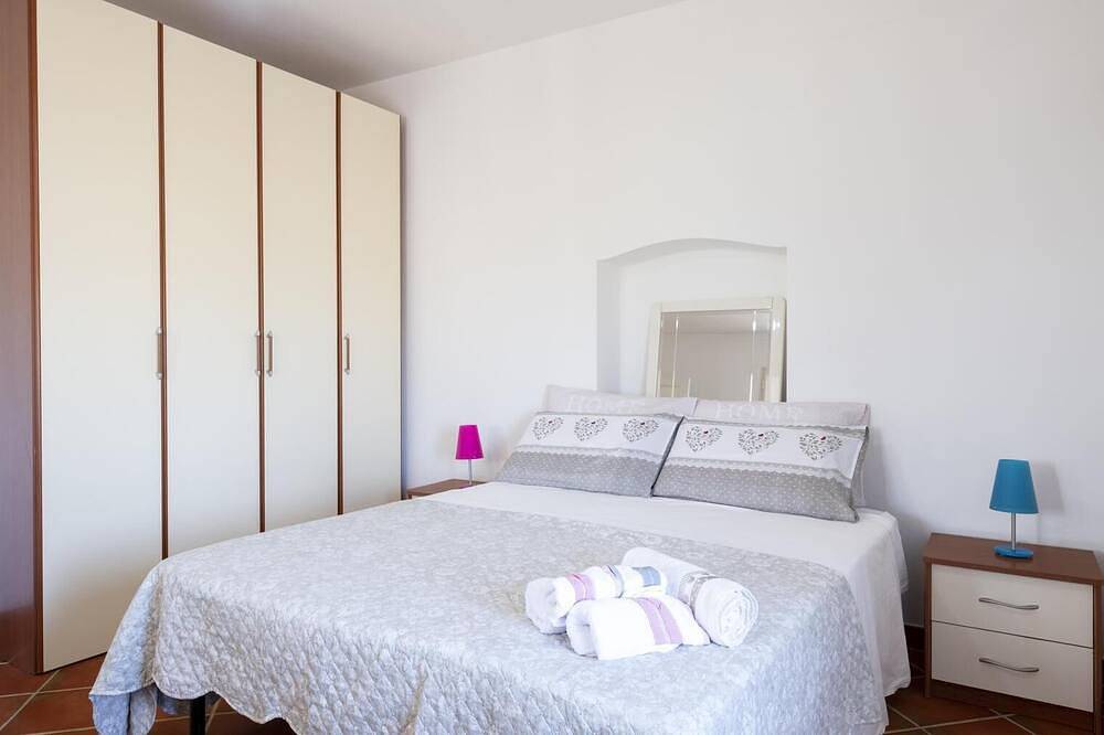 Lovely detached cottage with large outdoor space, 700 m. from the beach in Lotzorai, Ogliastra Provinz