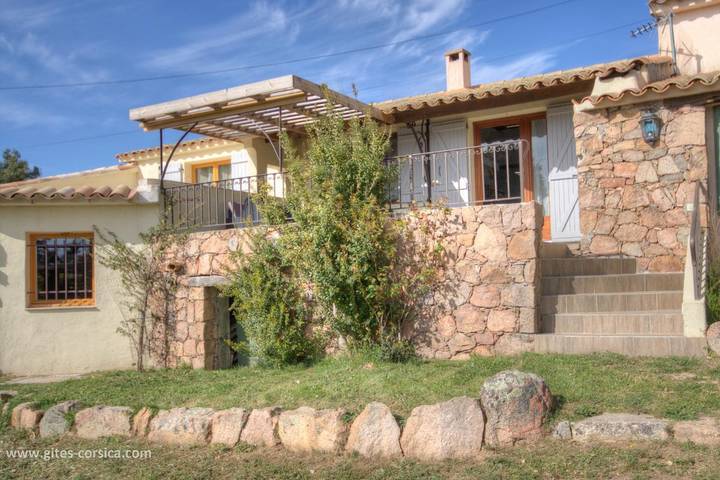 Gîte pour 4 personnes, avec Terrasse et Jardin ainsi que Piscine et Vue
