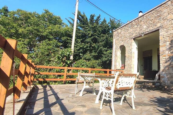 Ferienhaus für 11 Personen, mit Whirlpool und Balkon sowie Garten in Thessalien