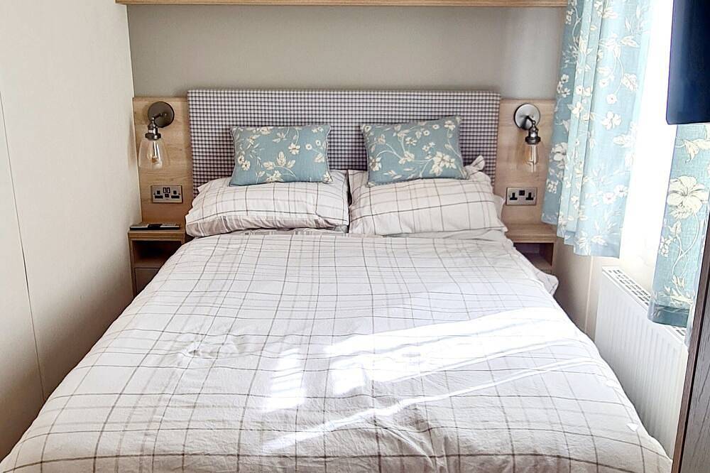 Family-Friendly 6-berth caravan with onsite leisure facilities. in St Margaret's at Cliffe, Kent
