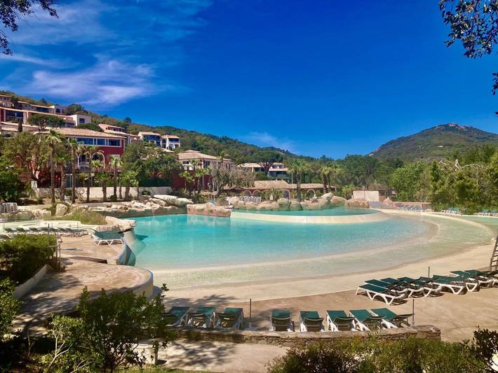 Ferienwohnung für 4 Personen, mit Seeblick und Balkon sowie Kinderpool in Grimaud