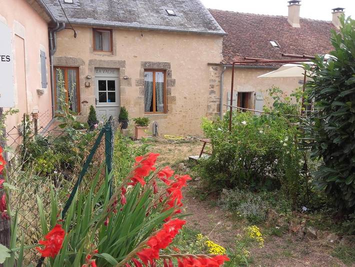 Location de vacances pour 6 personnes, avec Terrasse et Jardin ainsi que Piscine et Vue à Crux-la-Ville