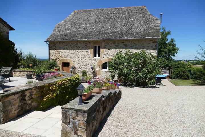 Gîte pour 6 personnes, avec jardin ainsi que piscine et terrasse à Drulhe