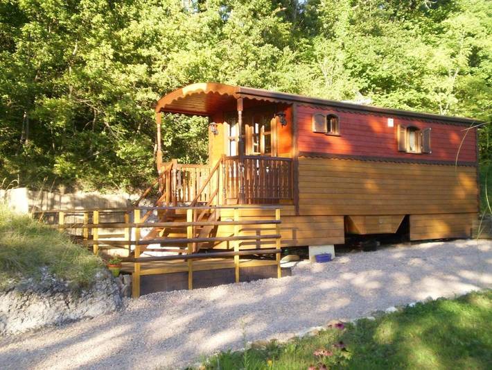 Chambre d’hôte pour 2 personnes, avec vue ainsi que piscine et jardin dans le Cantal - 2