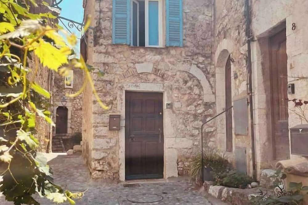 Triplex de Saint-paul Free Public Parking in Saint-Paul-de-Vence, Cannes region