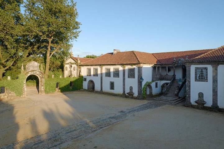 Location de vacances pour 3 personnes, avec vue et piscine ainsi que jardin et terrasse dans Lanheses