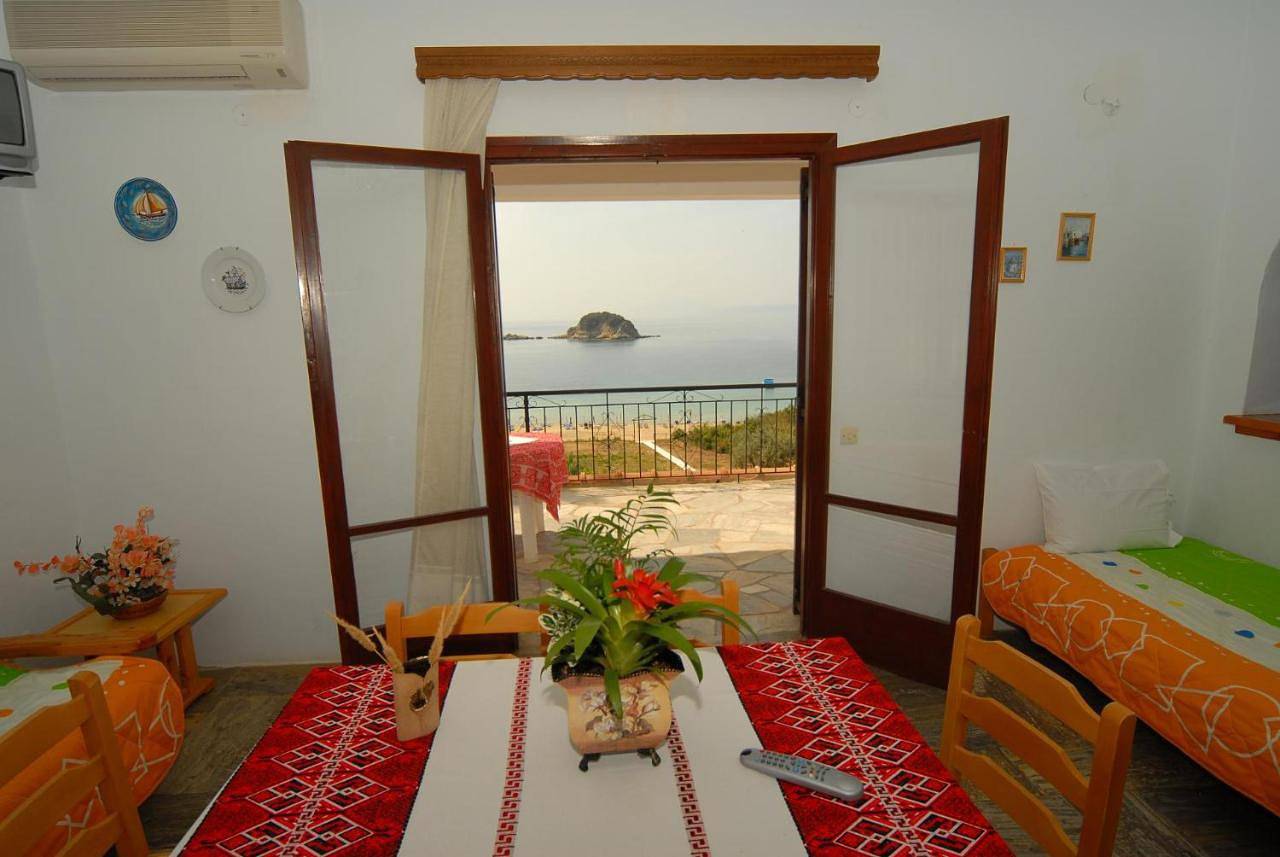 Villa Zaharo and Lilian Apartments in Troulos, Sporades