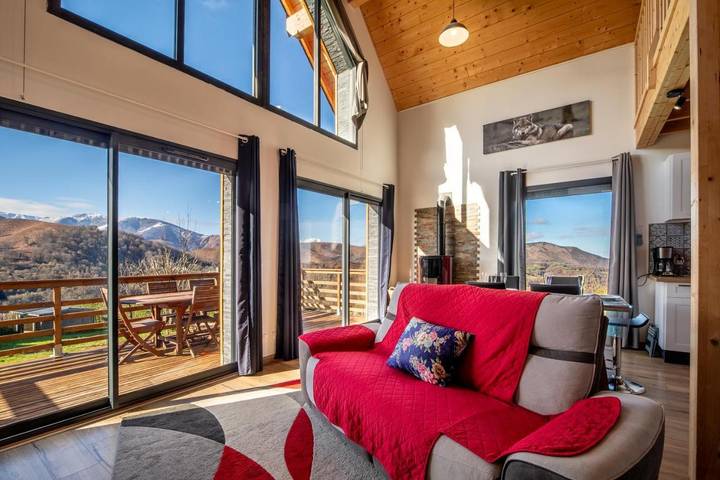 Chalet pour 5 personnes, avec piscine et terrasse ainsi que jardin et vue, animaux acceptés