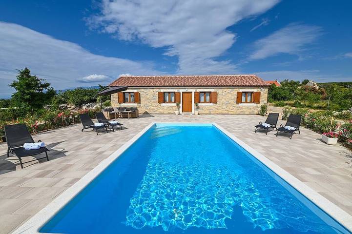 Villa for 6 people, with terrace and garden in Novalja
