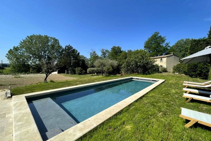 Location de vacances pour 8 personnes, avec terrasse ainsi que jardin et piscine à Lambesc - 3