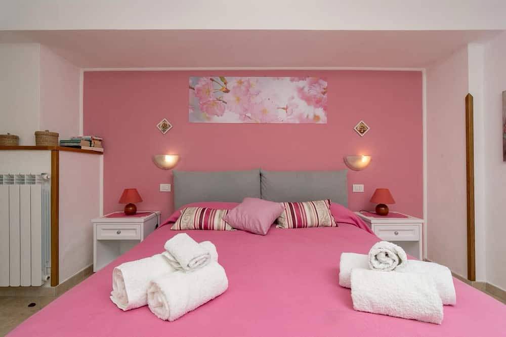 Entire apartment, Apartment 100 Sqm with lovely outdoor patio in Sorrento Coast in Sorrento, Sorrentine Peninsula
