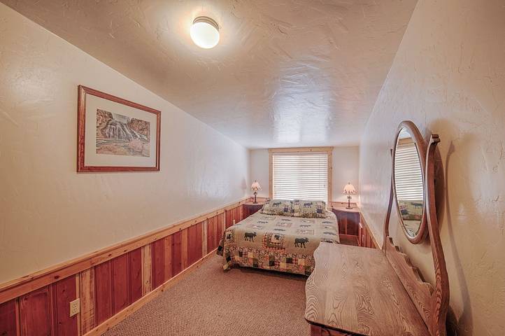 Log cabin for 14 people, with terrace and yard in West Yellowstone