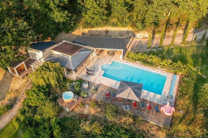 Location de vacances pour 20 personnes, avec vue et piscine ainsi que sauna et jardin, animaux acceptés à Damiatte
