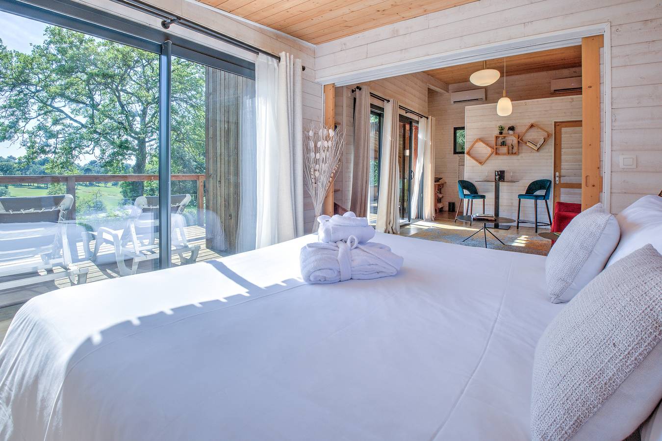 Bungalow 'Lodge Grand Air' mit privater Terrasse, Wlan und Klimaanlage in Saint-Félix-de-Reillac-et-Mortemart, Périgord Blanc