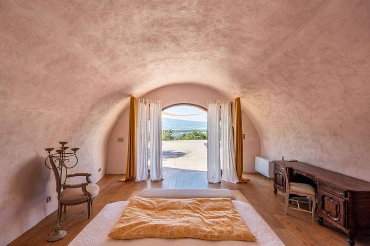 Mas Du Chateau - Six Bedroom Villa, Sleeps 14 in Trets, Mediterranean Coast (France)