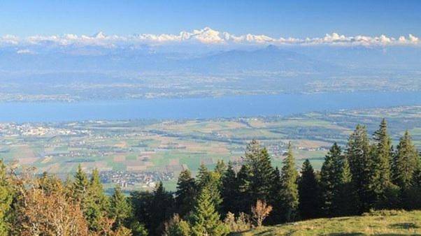 Gîte pour 7 personnes, avec Balcon et Terrasse ainsi que Jardin et Vue sur le lac à Saint-Cergue