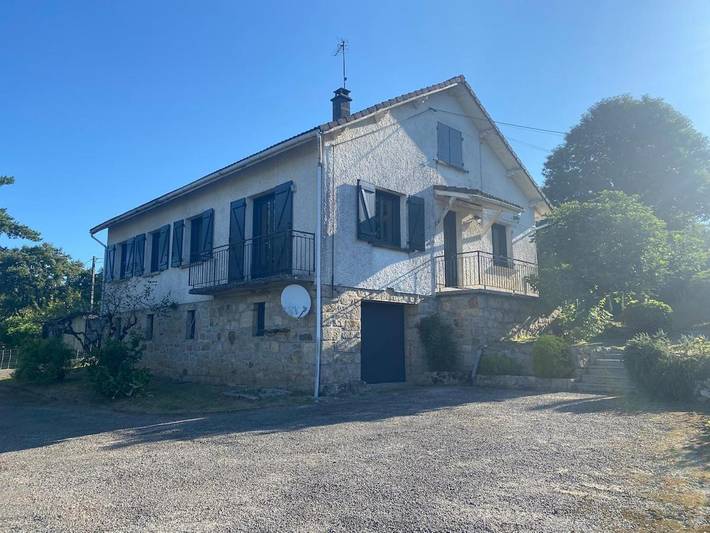 Maison de vacances pour 10 personnes, avec Balcon et Jacuzzi ainsi que Terrasse et Jardin à Servières-le-Château