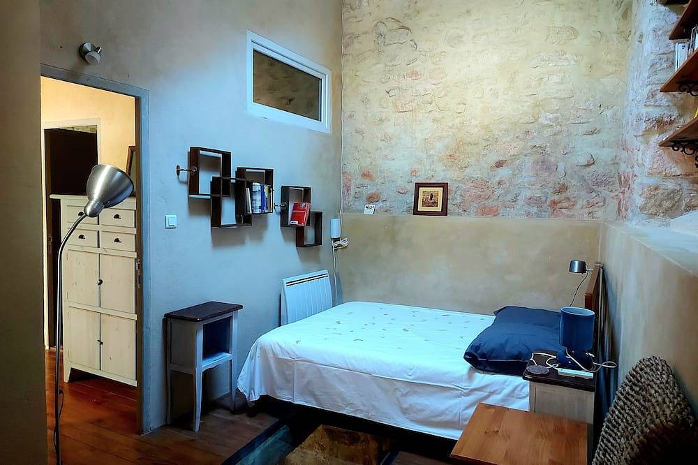Refreshingly cool in summer, 18th century gite, centre Forcalquier in Forcalquier, Regionaler Naturpark Luberon