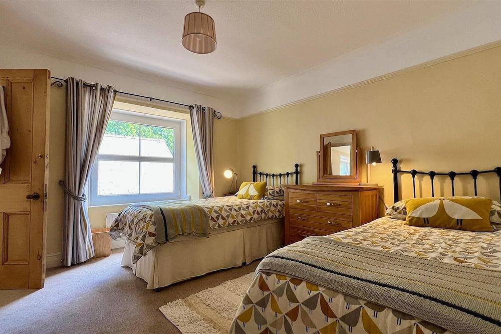 5*property At Harlech Is Situated At The Foot Of The Castle Sleeps 12 in Harlech, Snowdonia