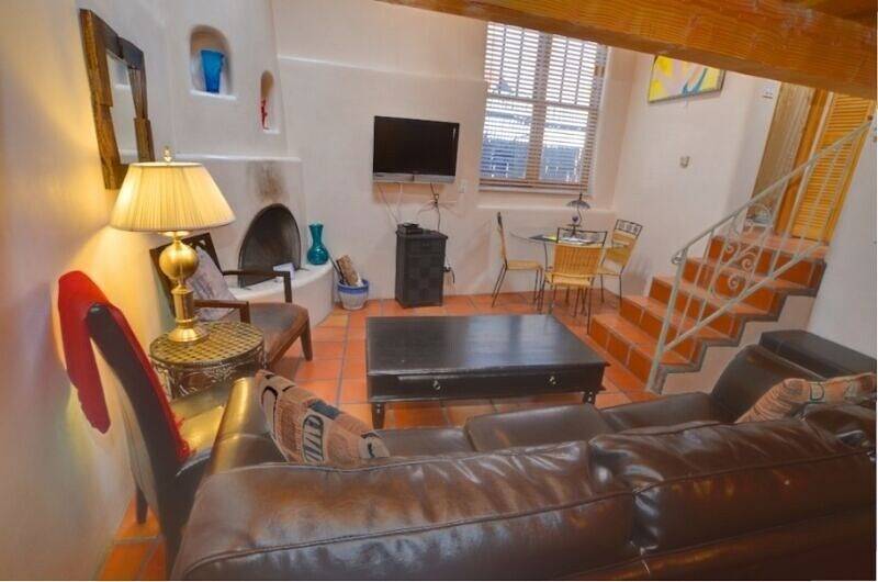 Das romantische Casita im Loft-Stil liegt an der Santa Fe Plaza in Santa Fe, Santa Fe County