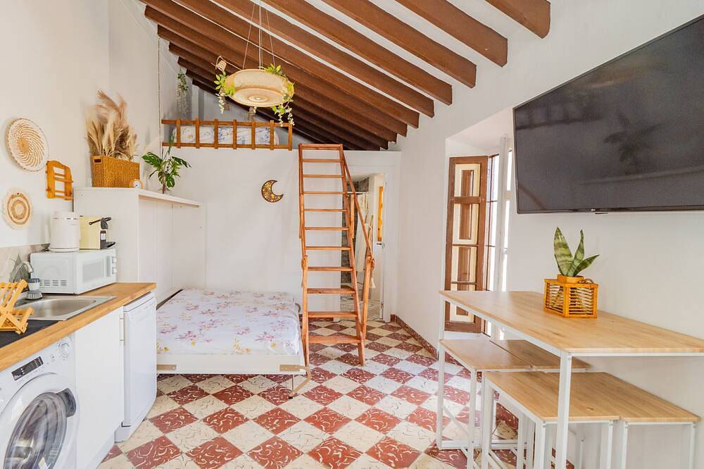 Apartamento entero, Cubo's Estudio Doble Noches de Luna & Pool / centro urbano / aire acondicionado / piscina comunitaria in Casabermeja, Provincia de Málaga