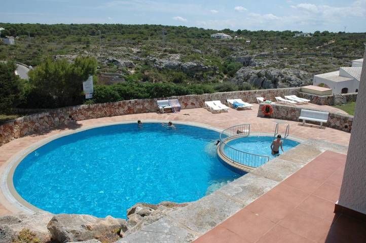 Gîte pour 6 personnes, avec jardin ainsi que terrasse et piscine à Cala Morell - 2