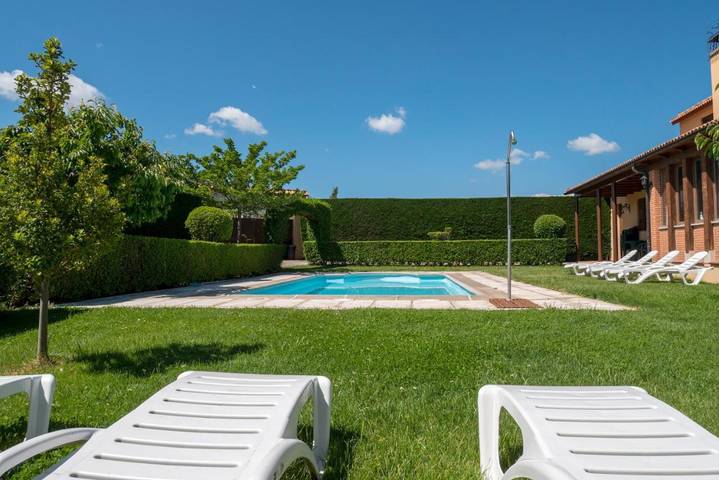 Casa de vacaciones para 2 personas, con Jacuzzi y Terraza además de Jardín y Piscina en Comarca de Ávila