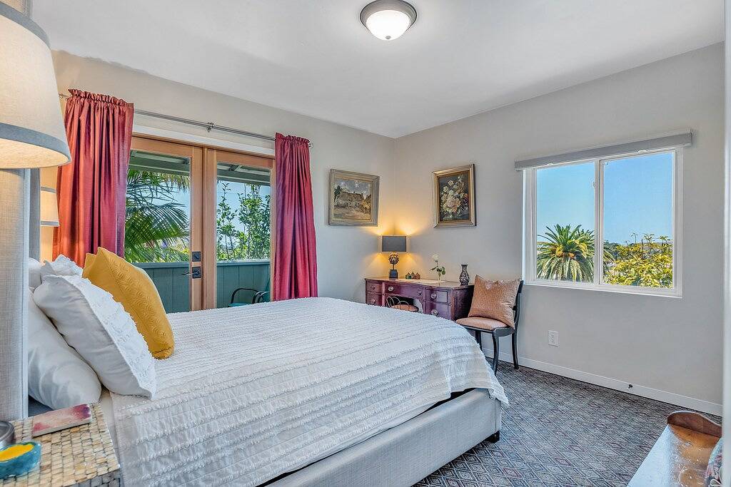 The Avenue: Charming hideaway with private deck & peeks of ocean, near downtown in Ventura, Ventura County