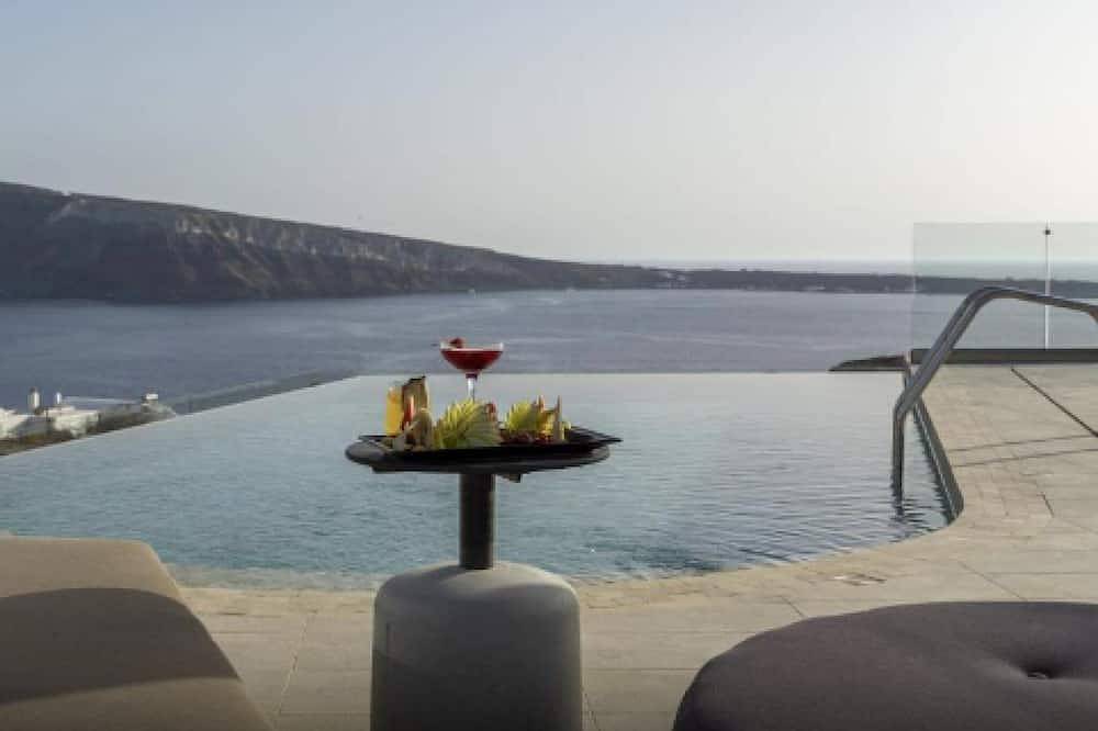 Villa Philomela, Divine Sunset & Sea Views, Private Pool, Furnished Terrace, Oia in Ormos Ammoudiou, Oia