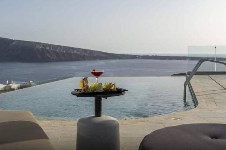 Vacation rental for 8 people, with Balcony and Yard in Santorini