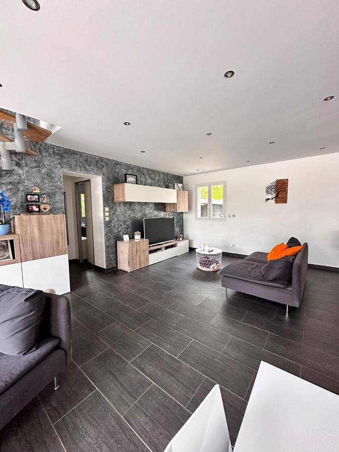Location de vacances pour 8 personnes, avec terrasse et piscine, animaux acceptés à Lezoux - 2