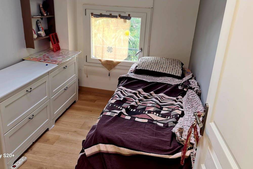 Furnished room in an upscale house with garden near the metro. in Châtillon, Altos del Sena