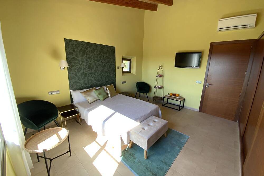 Finca Las Tortugas, stylish, fantastic views, large heated pool in Santa Margalida, North Majorca