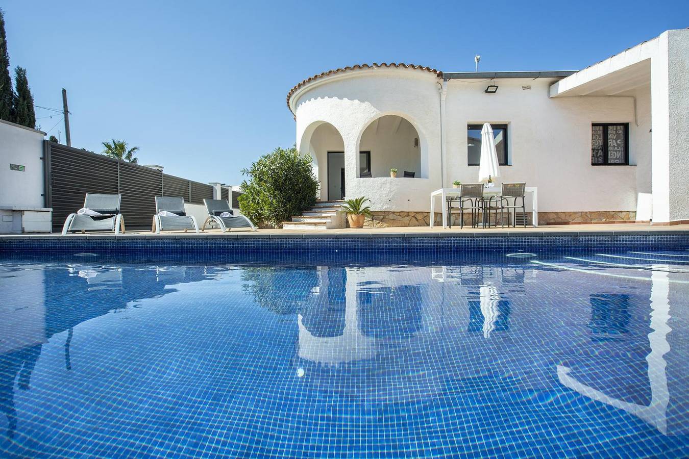 Bonita casa con piscina privada y cinco dormitorios in Ampuriabrava, Alt Empordà
