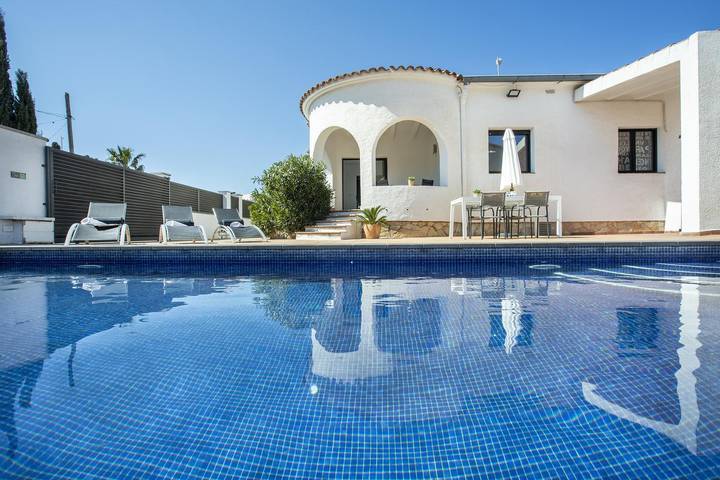 Chalet para 10 personas, con jardín además de terraza y vistas en Alt Empordà - 4