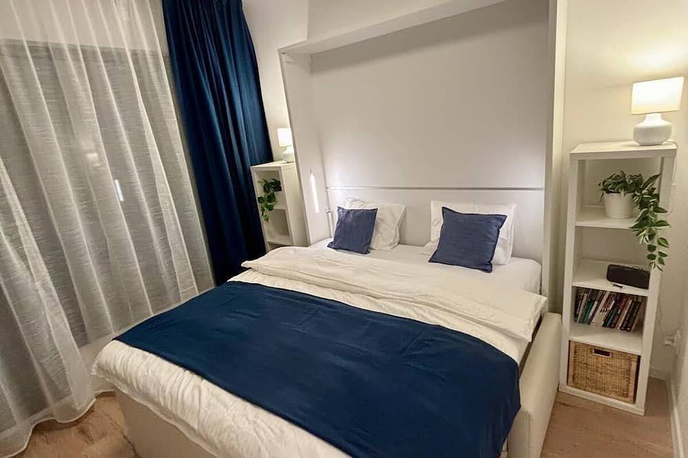 Entire apartment, Spacious Old Town 2Br • Balcony • Parking • Ac • Dryer in Bratislava, Bratislava region