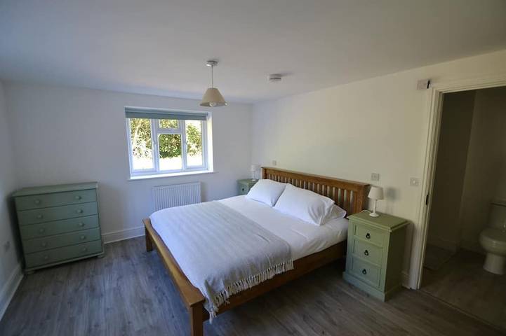 3 bed converted chapel with lake view in Shipley (West Sussex), South Downs