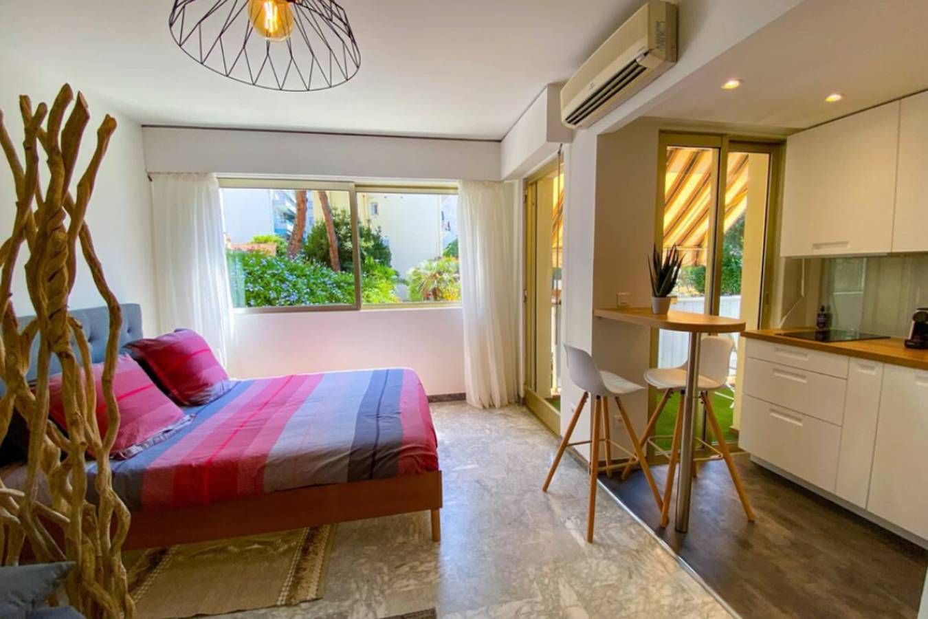 Entire studio, Charming flat with balcony in Juan Les Pins in Juan-les-Pins, Antibes
