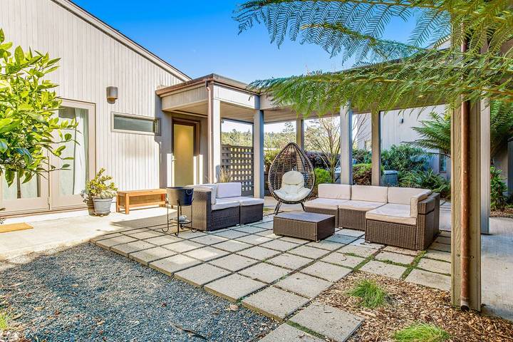 Vacation rental for 6 people, with hot tub and terrace as well as yard and pool in Gualala