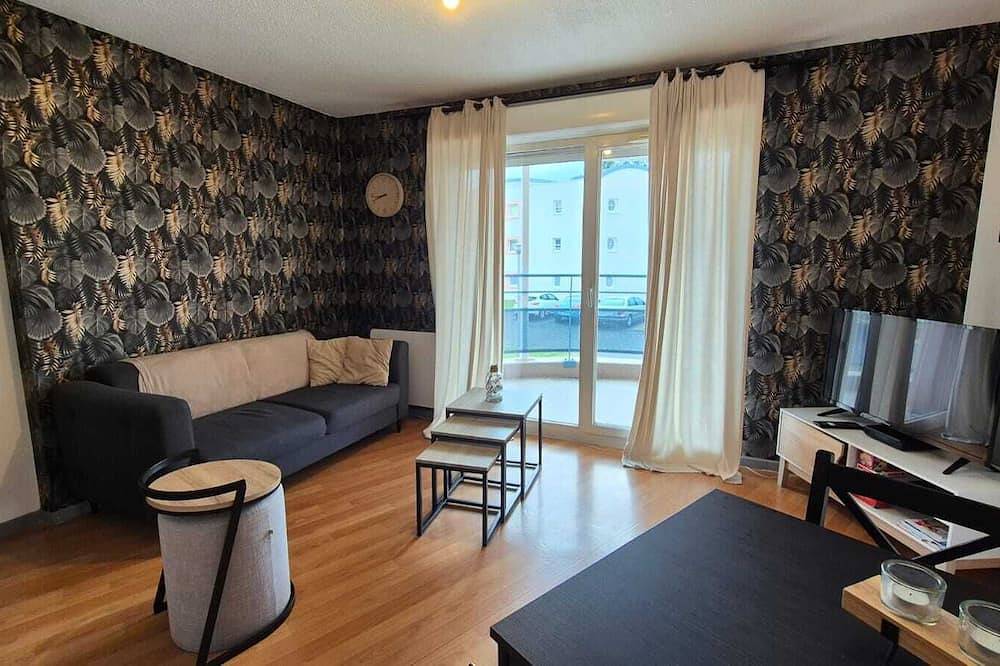 Ganze Wohnung, Apartment with Secure Parking in Ploumagoar, Guingamp Region