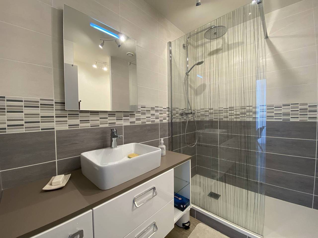 Entire apartment, Renovated Apartment for 5 in Downtown Perros-Guirec with Balcony and Parking in Perros-Guirec, Pink Granite Coast