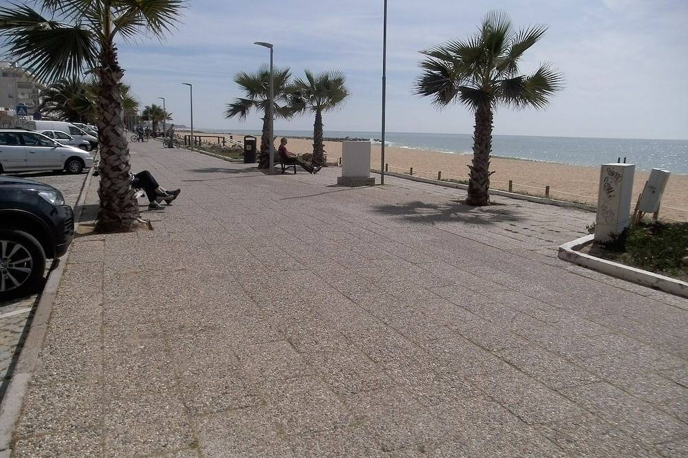 Apartamento entero, T2 Agradable y Acogedor: 5 Minutos a pie de la Playa, en una Zona Céntrica in Quarteira, Distrito de Faro