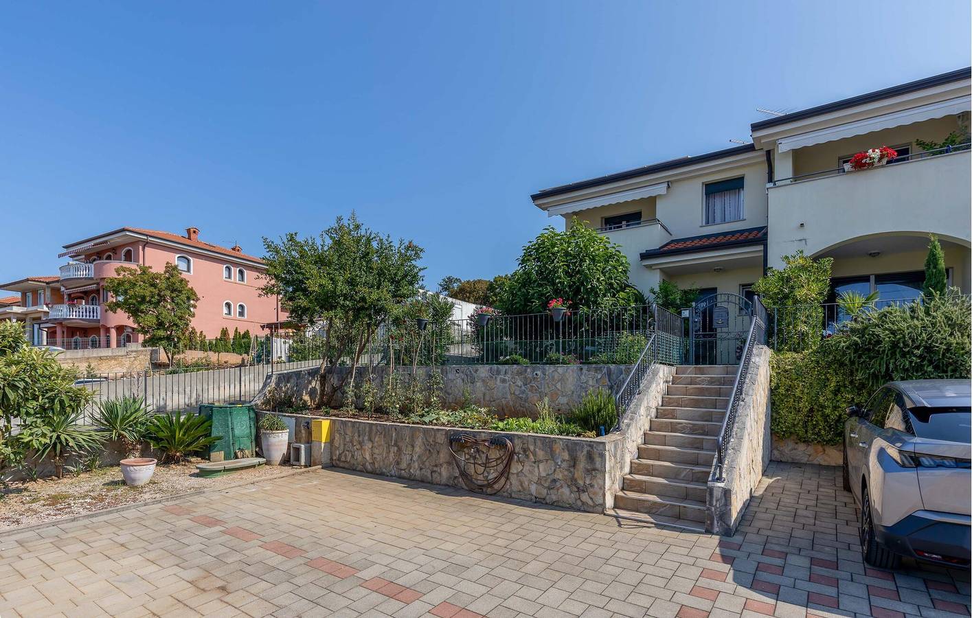 Geheel vakantieappartement, Charmant appartement met terras, parkeerplaats en wifi, op 600 meter van de kust in Vrh Martinscice, Primorje-Gorski Kotar