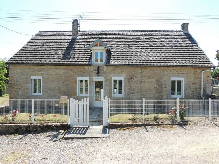 Location de vacances pour 10 personnes, avec vue et jardin, adapté aux familles à Commarin