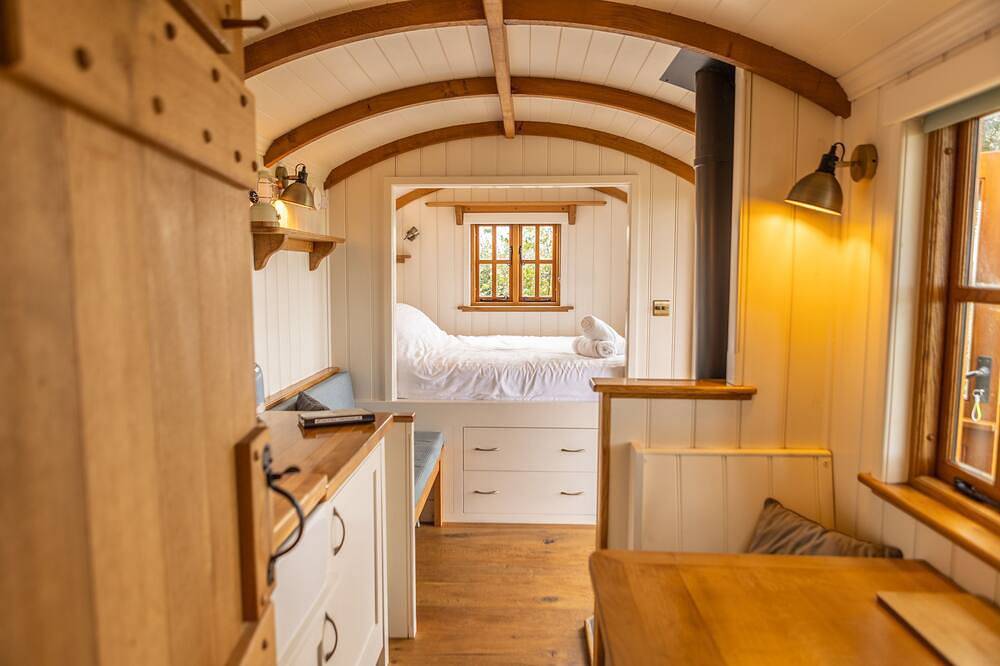 Seaside Bliss: Cosy Shepherd Hut with fire place, 10 mins from the beach in Guernsey