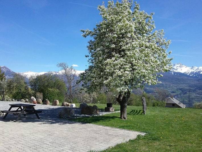 Location de vacances pour 6 personnes, avec jardin et vue à Puy-Sanières